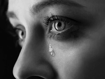 Il nero inonda le pareti delle poesie