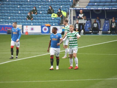 Ibrox Stadium, Glasgow, Scozia. Ryan Kent (Rangers), Alfredo Morelos (Rangers) e Stephen Welsh (Celtic) in un derby dell'Old Firm 