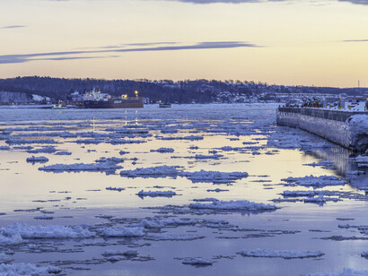 Que el grifo deje de ser un privilegio silencioso.Que el agua vuelva a ser el lugar donde la ciudad se reconoce. Quebec, Canada