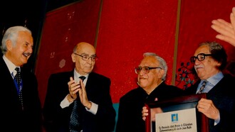 Carlos Monsiváis con (de izquierda a derecha) Carlos Fuentes, José Saramago y Gabriel García Márquez