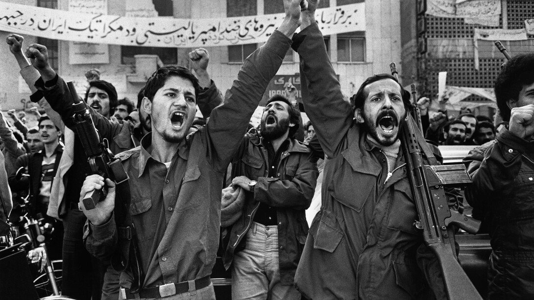 Las manifestaciones en contra del shah Reza Pahlavi comenzaron en 1977 y se intensificaron a lo largo 1978, consiguiendo que el shah abandonase el país en enero de 1979