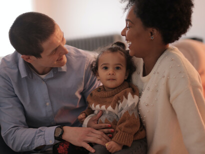 Em um ambiente acolhedor, a criança entende toda a formação do seu corpo, toda sua existência e funcionamento, que cada movimento define um sentido de ser e estar no mundo