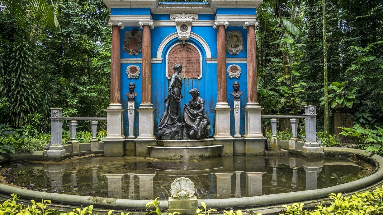 Bosque Rodrigues Alves, também conhecido como Jardim Botânico da Amazônia, localizado em Belém do Pará, Brasil. A cidade de Belém está caótica pois estão organizando a COP30 (Conferência das Nações Unidas sobre Mudança do Clima) que acontecerá na cidade no mês de novembro. Muitos projetos foram e estão sendo colocados em prática, portanto parques entre outros foram levantados. Empreendimentos lindos, que realmente enchem os olhos. Isso traz aquela desordem de “desarrumar para arrumar”, mas nada que atrapalhasse nossas idas e vindas pela cidade