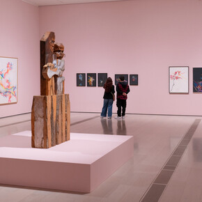 Marisol, Cuando todo está por comenzar, vista de exhibición. Cortesía de Centro Botín