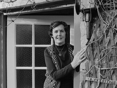 Barbara Pym en la puerta del Barn Cottage