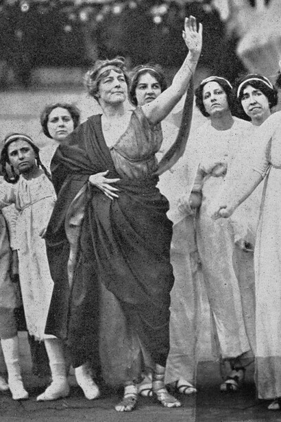 Alegoría de la Libertad encabezando el cuadro vivo sufragista frente al Tesoro de EE. UU. en 1913
