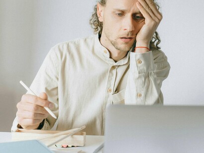 Homem frustrado com seu trabalho. Acho que estou ficando velho, não só de idade, esse é um fato, mas a cabeça também está começando a brigar com a velhice, apesar de eu ainda estar na chamada “meia idade”, estou saudoso desse tempo de criança, tão bom, tão sem preocupações, onde as traquinagens eram tão inocentes, ou vocês acham que quando disse ao guarda que minha mãe tinha me abandonado eu queria que eles a prendessem? Não prenderam, mas chamaram a atenção dela, que coisa!