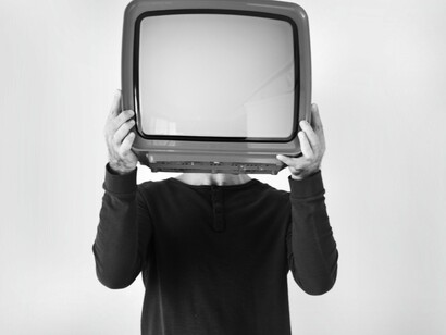 Pessoa com televisor na cabeça. Pelo desinteresse geral causado, deixará de haver ideias e seremos focados no objetivo de criar uma linha base de conteúdos. Um manual de criatividade e ninguém jamais poderá sequer quebrá-lo
