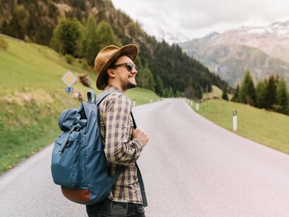 Homem conhece nova cidade. Descobertas recentes indicam que o desejo constante por viagens, pode estar cravado dentro de nós, é isso mesmo, trata-se de uma predisposição genética

