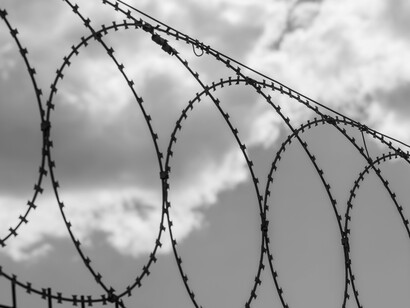 História da punição na sociedade: desde tempos antigos, punições moldaram sociedades, de castigos extremos a exclusão social, refletindo valores e normas ao longo dos tempos
