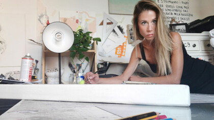 Valentina Biasetti nel suo studio