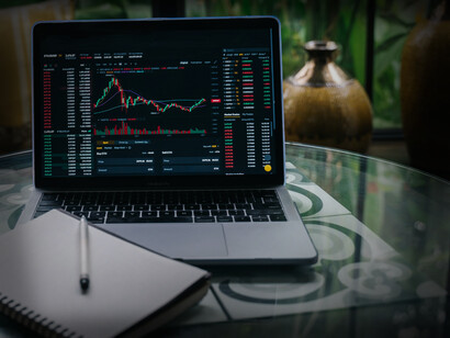 È pertanto fondamentale equilibrare la spinta innovativa con i possibili rischi, assicurando che l’uso di tali strumenti sia non solo tecnologicamente avanzato, ma anche sicuro, etico e rispettoso dei diritti, della dignità e della sicurezza degli utenti
