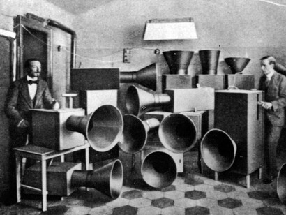 Luigi Russolo e Ugo Piatti con gli Intonarumori, 1913