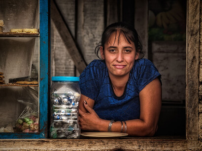 Dependienta de un comercio local en La Habana