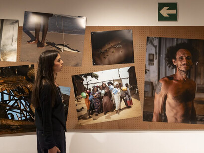 Cristina de Middel, Apoteosis now, vista de exhibición. Cortesía del IVAM