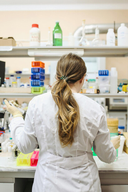 La captación de donantes se apoya en recorridas domiciliarias, regalos simbólicos y un discurso sanitario que rara vez explica el destino económico del material recolectado