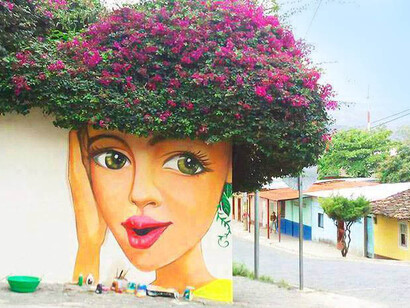 Estesi panorami, a volte grigi e impolverati, vengono interrotti da colori sgargianti e curiosi