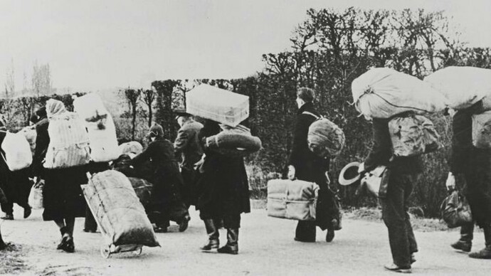 Refugiados alemães expulsos da Silésia após a transferência do território para a Polônia, em 1945. Esta migração faz parte da fuga e expulsão dos alemães durante e após a Segunda Guerra Mundial. A inequívoca aceleração demográfica mundial após 1945 exigiu uma discussão mundializada do fenômeno. Nesse sentido, em 1954, teve lugar em Roma, um primeiro encontro internacional para a discussão científica do tema. Outra reunião similar ocorreria em 1965 em Belgrado. As conclusões desses dois movimentos levaram o Conselho Econômico e Social das Nações Unidas a propor, em abril de 1970, a organização de uma Conferência das Nações Unidas sobre Populações. Essa proposição foi aprovada pela Assembleia Geral em dezembro daquele ano e lançou as bases para a Conferência Internacional sobre População e Desenvolvimento, realizada em Bucareste, em 1974