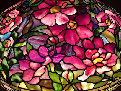 Art Nouveau e influenze sul design moderno. Louis Comfort Tiffany è il capostipite dell'arte del vetro Tiffany: artista di stile Art Nouveau, nel 1878 fonda a New York la sua società di interior design e, negli anni successivi, affronta fino alla perfezione il tema dell'arte del vetro