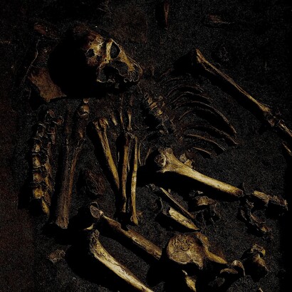 Una reconstrucción de un entierro de neandertal en La Chapelle-aux-Saints, Francia