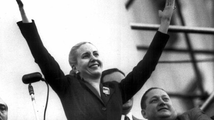 Evita cumprimenta a multidão com seu marido, Juan Domingo Peron (1951)