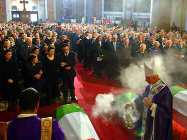 Nassiriya, funerali solenni. La benedizione delle Salme delle vittime di Nassiriya al termine dei funerali solenni nella Basilica di Santa Maria degli Angeli alla presenza del Presidente della Repubblica Carlo Azeglio Ciampi, (2006)