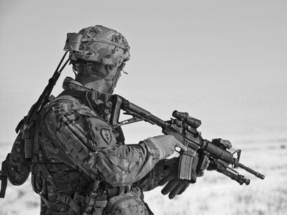 Impacto socioeconómico negativo: desplazamiento de fondos de sectores clave hacia lo militar