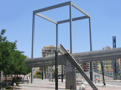 Los niños jugando en las plataformas triangulares sobre las bocas de la Ronda, convierten esta plaza, antiguo nudo viario irrespirable, en un oasis de vida vecinal. Barcelona, España
