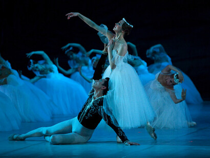 Nos remonta a una aldea medieval en donde el cazador Hilarión ama a la delicada e inocente Giselle