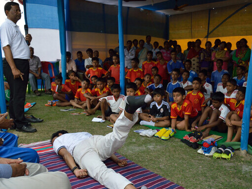 Taller de fútbol para setenta chicos de entre 11 y 18 años. El evento fue organizado por Sagar Sangha, de Baruipur, Bengala Occidental, India 