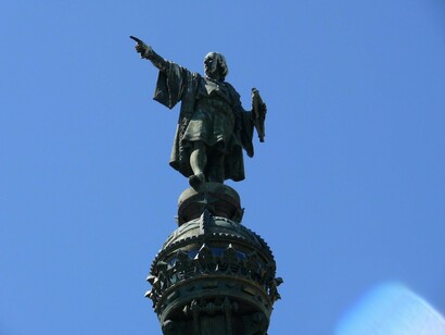 El Monumento es un homenaje a Cristóbal Colón, quien eligió desembarcar en el puerto de Barcelona a su regreso de América. En su interior, un ascensor eleva los 51 metros de altura de la columna, hecha de hierro fundido y estilo corintio, hasta el mirador, Barcelona, España