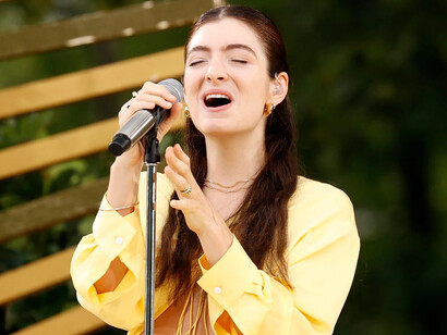 Há anos a cantora Lorde não está em nenhuma rede social e se comunica com os fãs através de um correio eletrônico enviado mensalmente