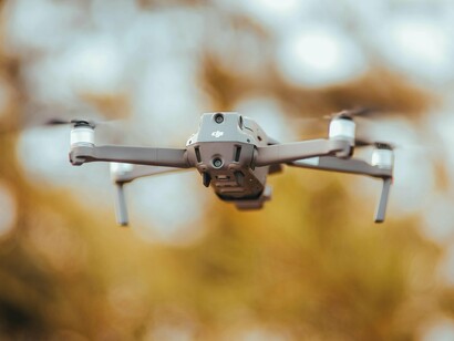 O futuro dos conflitos urbanos e guerras civis aponta para um aumento da participação de tecnologias autônomas e semiautônomas no campo de batalha. A tendência é que os drones se tornem ainda mais autônomos, com sistemas de inteligência artificial capazes de tomar decisões táticas em tempo real. Isso ampliará tanto o potencial de defesa quanto o risco de abuso