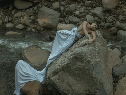 Una persona si bagna in un lago per trovare un po di pace 