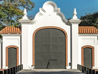 Si las voces y las disidencias no alcanzan una sintaxis del rol que deben ocupar las masas, en las sociedades modernas, estaremos librados a estas alternancias dicotómicas y pendulares con avances y retrocesos permanentes, que se pisan sus propios pasos. Puerta principal de la residencia oficial del Presidente de Argentina, la Quinta de Olivos. Olivos, Provincia de Buenos Aires, Argentina