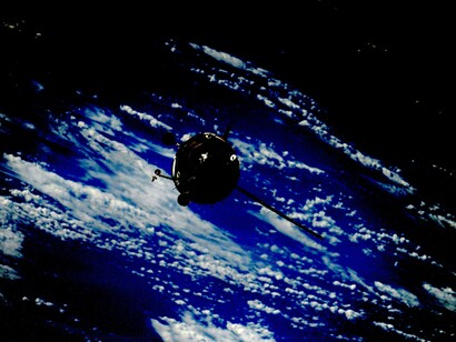 La ionosfera es la parte de la atmósfera terrestre ionizada permanentemente debido a la fotoionización de la radiación solar