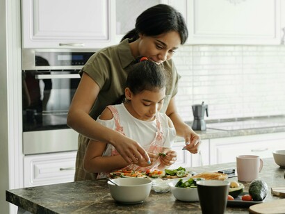 Mãe e filha cozinham juntas. O principal é tentar usar essas informações para testar o que funciona na sua rotina e realidade. O que não faz sentido, adapte para que à sua maneira você consiga se alimentar cada vez melhor do seu jeito, sem nóias e esquemas mirabolantes