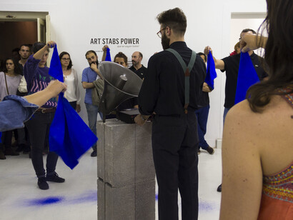 Hugo de Almeida Pinho, *O freunde, nicht diese tone!*  durante a inauguração da exposição *Art Stabs Power: que se vayan todos!*, 2014. Fotografia Ricardo Novais Pereira