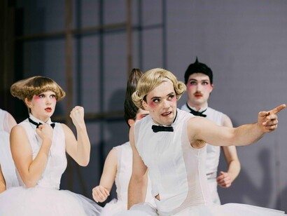 Ursonate [Wir spielen, bis uns der Tod abholt]. Mit freundlicher genehmigung des Deutschen Theaters