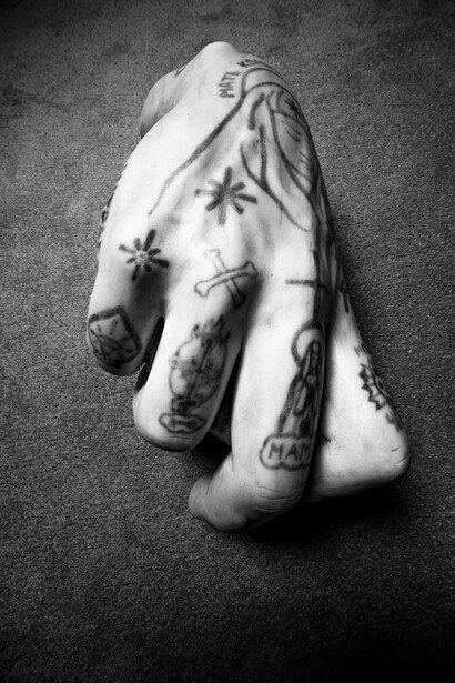 Mano del David, (2008), Fabio Viale, collezione Giacomo Maiolini, foto Max Valerio