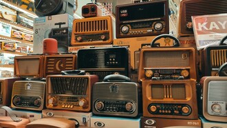Loja vende rádios antigos. Do mesmo modo que a televisão está sendo aniquilada pelo streaming, os canais televisivos realizaram o mesmo processo com uma mídia mais antiga: eram os chamados radio dramas, que entretinham as famílias antes que fosse possível comprar aparelhos de televisão para suas casas. Ainda que hoje estejam completamente esquecidos, foram um elemento importante da cultura pop durante o começo do século