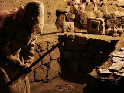 Il munaciello cammina a fatica intralciato dal saio 