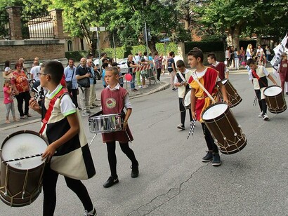 Sfilata delle bande musicali durante la Settimana Marsicana nel 2016