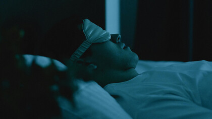 A paralisia do sono é uma experiência assustadora em que a pessoa fica consciente, mas incapaz de se mover ou falar, sentindo um peso no peito e muitas vezes acompanhada de alucinações. Embora pareça sobrenatural, tem explicações científicas