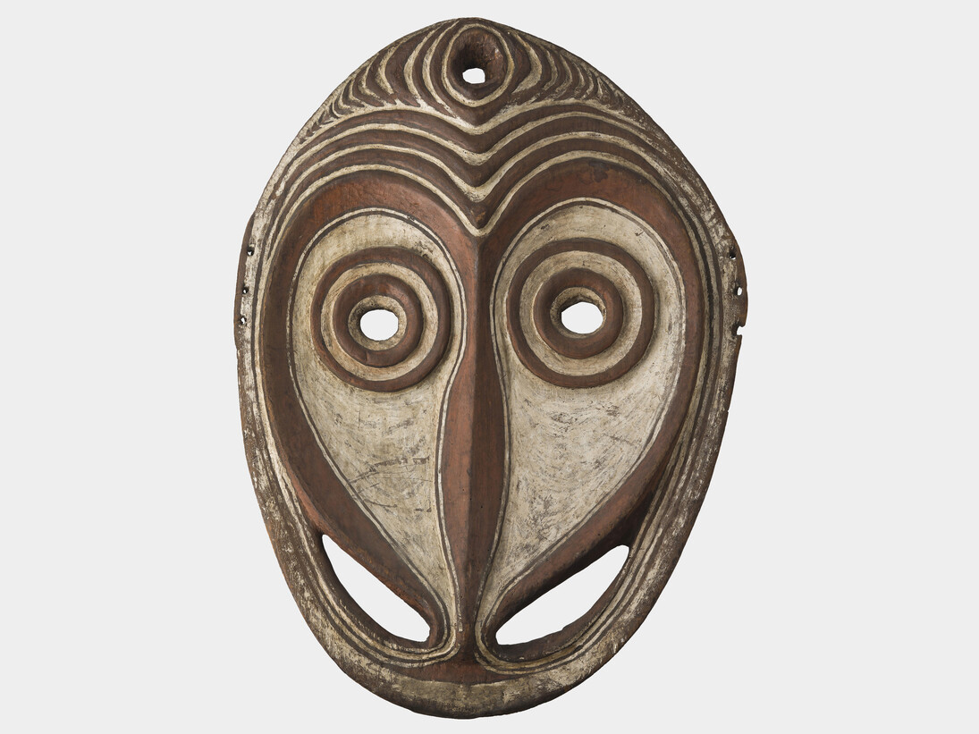 Giebelmaske, Holz, weiße Pigmente, roter Ocker, 93 × 15 × 68 cm, Iatmul-Sprachgruppe, Dorf Angriman [Radja], Gesammelt durch Kapitän Friedrich Haug, Schenkung 1909, Stuttgart, Linden-Museum, Inv. 63214, © Linden-Museum Stuttgart
