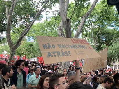 25 de abril de 2024 em Lisboa. O sol amarelo a se despedir, iluminou a esplêndida cena. João enlaçou Leonor num abraço de cumplicidade. Felizes apreciaram o momento ímpar
