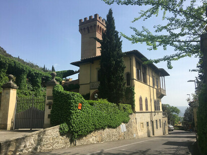 Eine Frau, die in den Hügeln der Toskana Ruhe und Stille suchte