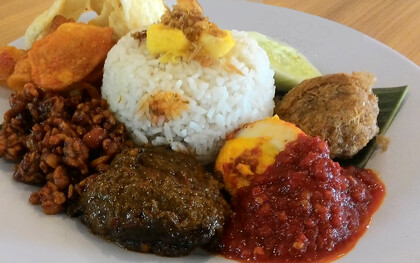 El rendang de Indonesia es considerado por muchos expertos y encuestas internacionales como el plato más delicioso del mundo gracias a su cocción lenta en leche de coco y especias
