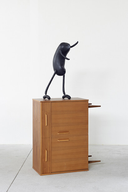 Erwin Wurm, Abstract Sculptures (Step), 2014, Bronze, patina, furniture, 156 x 79 x 36 cm, Ed. 2 of 6, Courtesy Galerie Thaddaeus Ropac, Paris/Salzburg
© Erwin Wurm, Photo: Eva Würdinger