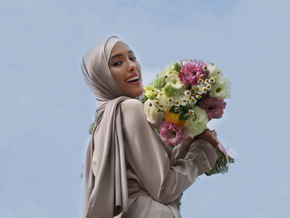 La force féminine se reflète dans son sourire plein d'espoir, symbolisant une nouvelle ère de liberté et d'autonomisation